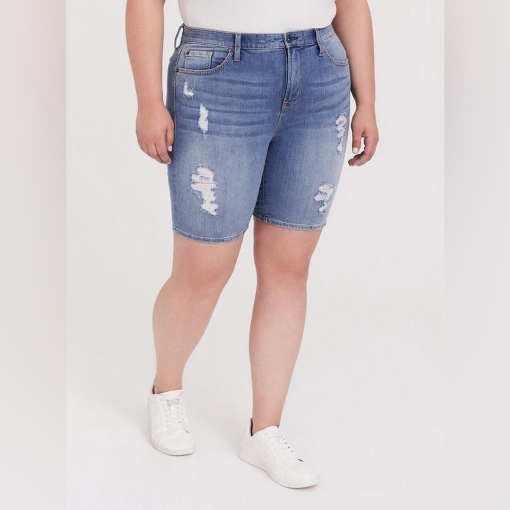 Torrid 8 Inch Sky High Ripped Jean Shorts - New - Size 12